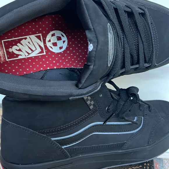 Vans Men’s Zahba Mid Black/Pewter
VN000CBSHR0 Sneakers - Picture 3 of 16